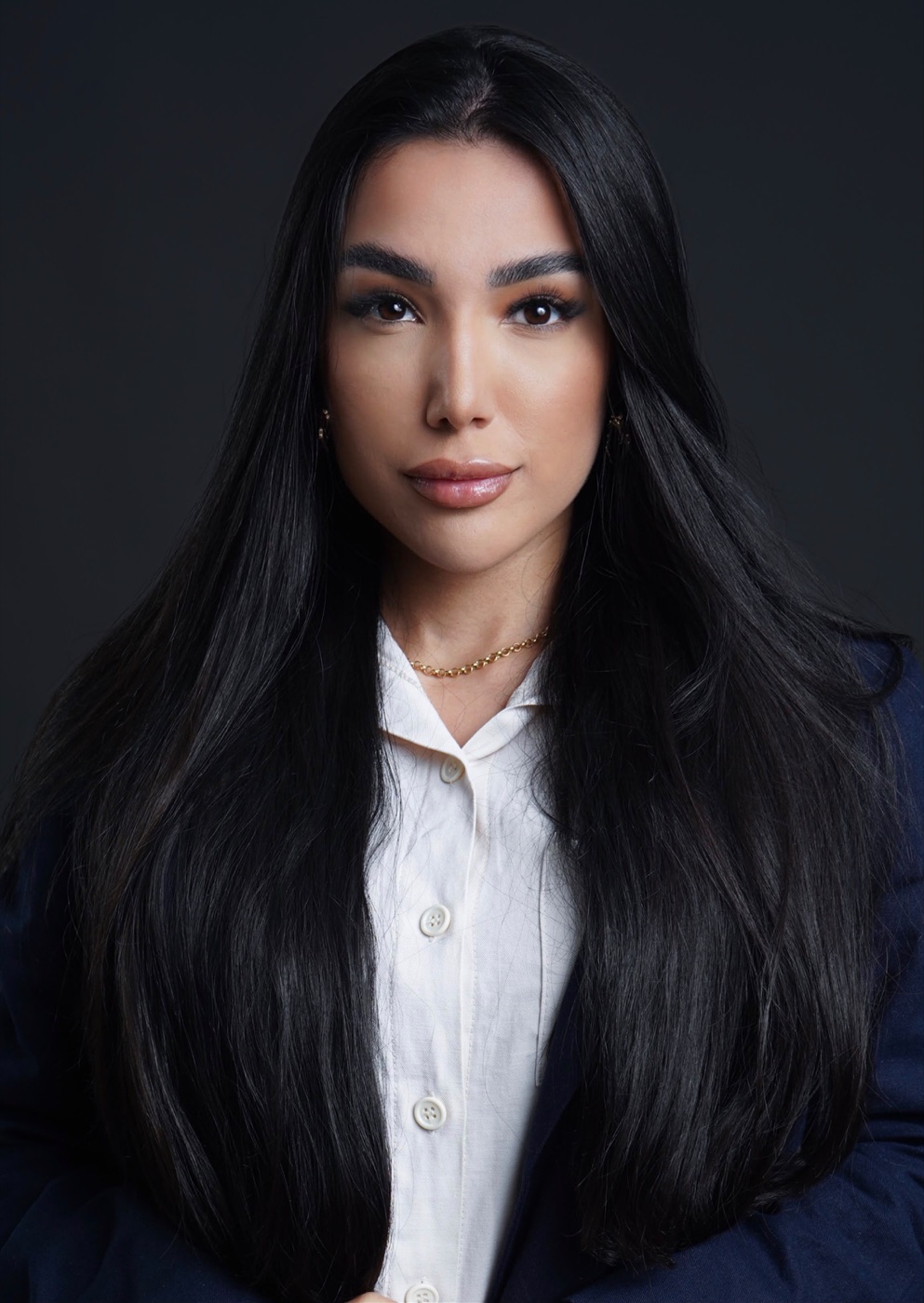 Beatriz Vasconcellos, advogada da Dra Passageiro, de camisa branca e blazer azul-marinho