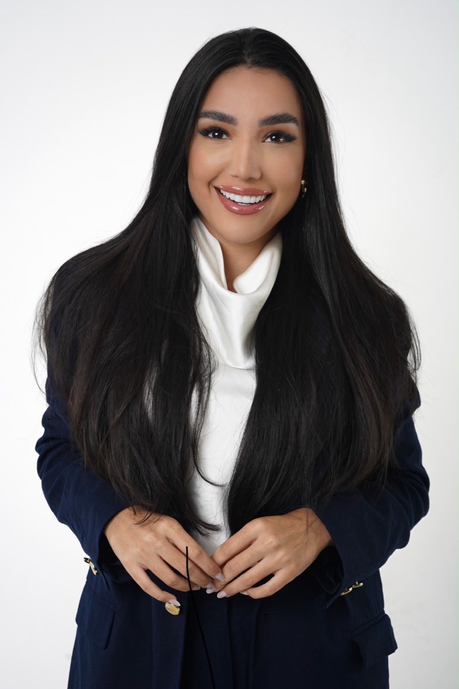 Beatriz Vasconcellos, advogada da Dra Passageiro sorrindo, de blazer azul-marinho